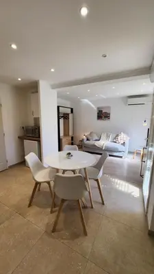 Cuisine ou kitchenette dans l'établissement Charmant T2 Centre Ile Rousse