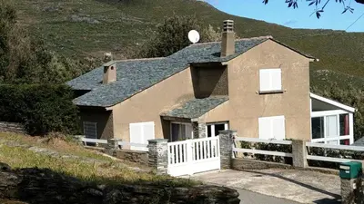 Vue générale sur la montagne ou vue sur la montagne depuis la villa