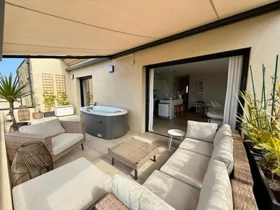 Coin salon dans l'établissement Appartement standing grande terrasse vue mer