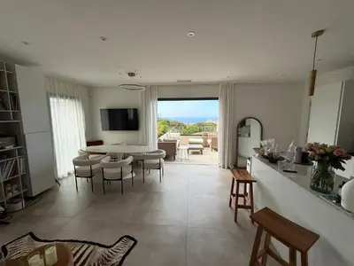 Télévision ou salle de divertissement dans l'établissement Appartement standing grande terrasse vue mer