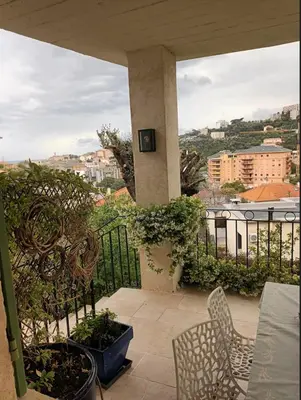 Balcon ou terrasse dans l'établissement Appartement dans villa avec jardin privatif