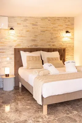 Un ou plusieurs lits dans un hébergement de l'établissement Villa Anna T2 avec piscine et jardin privé, escapade romantique en Corse