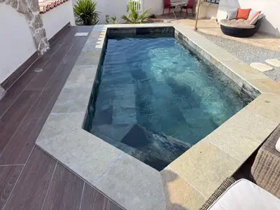 Piscine de l'établissement Villa Anna T2 avec piscine et jardin privé, escapade romantique en Corse ou située à proximité