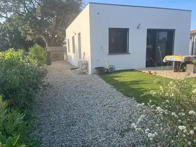 Jardin de l'établissement Maison INDEPENDANTE entre mer et montagne