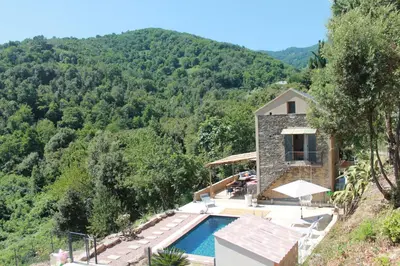 Vue générale sur la montagne ou vue sur la montagne depuis la villa