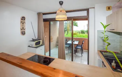 Cuisine ou kitchenette dans l'établissement Gorgeous Apartment In Moriani Plage