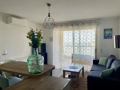 Coin salon dans l'établissement T2 moderne et lumineux, clim, terrasse et vue mer