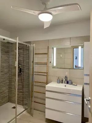 Salle de bains dans l'établissement T2 moderne et lumineux, clim, terrasse et vue mer