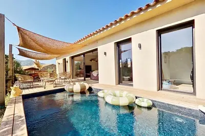 Piscine de l'établissement La Villa Geneviève, Maison 6 personnes avec piscine ou située à proximité