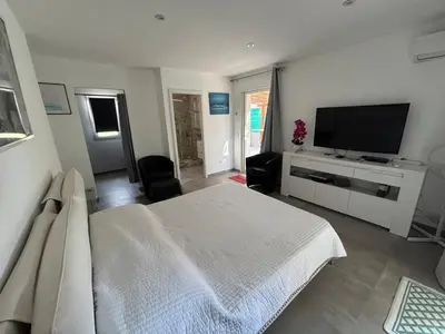 Télévision ou salle de divertissement dans l'établissement villa Morgane