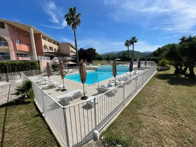 Piscine de l'établissement SAINT FLORENT studio terrasse 2 à 3 personnes calme avec piscine au sel ou située à proximité