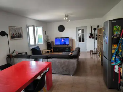 Télévision ou salle de divertissement dans l'établissement Sud Bastia 50 m2 privé avec jacuzzi et piscine