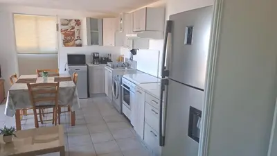 Cuisine ou kitchenette dans l'établissement Ground floor of villa