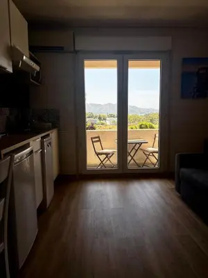 Cuisine ou kitchenette dans l'établissement Studio di legnu à Saint-Florent