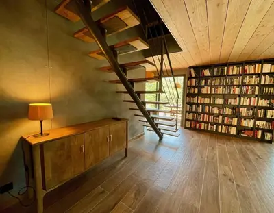 Bibliothèque dans la villa