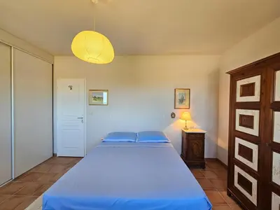 Un ou plusieurs lits dans un hébergement de l'établissement Belle villa vue mer Pietracorbara Cap Corse