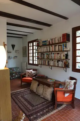 Coin salon dans l'établissement To a Book House in Corsica - chambres d'hôtes