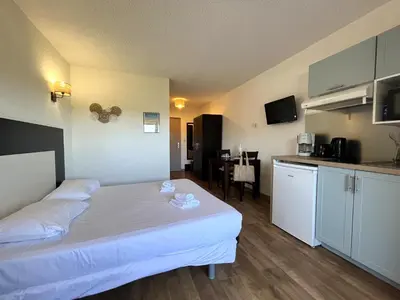 Un ou plusieurs lits dans un hébergement de l'établissement Joli studio avec balcon vue mer à St Florent 140