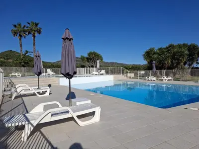 Piscine de l'établissement Joli studio avec balcon vue mer à St Florent 140 ou située à proximité