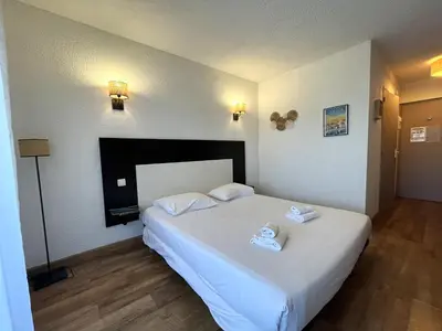 Un ou plusieurs lits dans un hébergement de l'établissement Joli studio avec balcon vue mer à St Florent 140