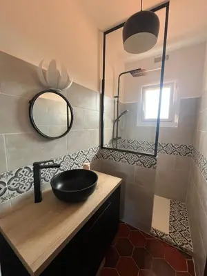 Salle de bains dans l'établissement Villa À Chjusella Santa Reparata di Balagna à 5kms des plages