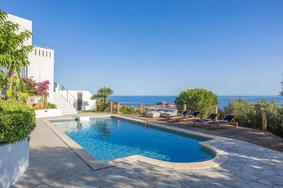 Piscine de l'établissement U Munticellu - Piscine vue mer ou située à proximité