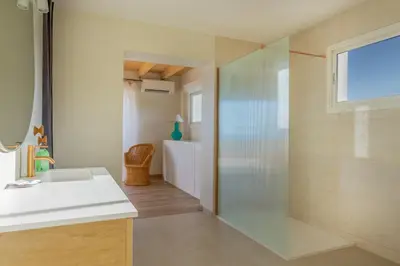 Salle de bains dans l'établissement U Munticellu - Piscine vue mer