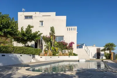 Piscine de l'établissement U Munticellu - Piscine vue mer ou située à proximité