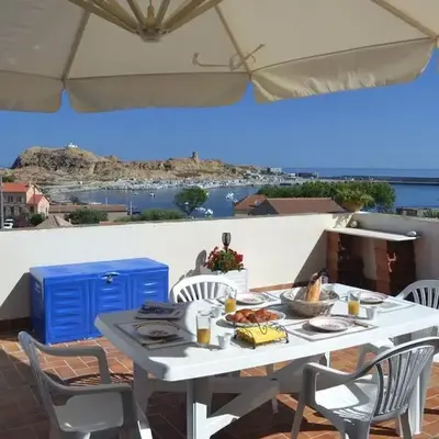 Face aux îles terrasse et parking