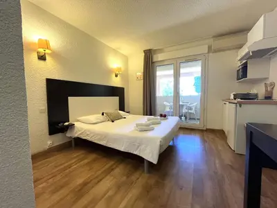 Un ou plusieurs lits dans un hébergement de l'établissement ST FLORENT Cosy Studio climatisé avec piscine