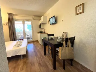 Télévision ou salle de divertissement dans l'établissement ST FLORENT Cosy Studio climatisé avec piscine
