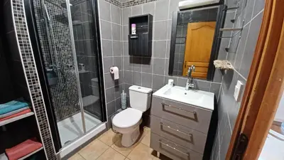 Salle de bains dans l'établissement APPARTEMENT ILE ROUSSE VUE MER 5mn PLAGE