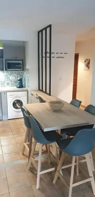 Cuisine ou kitchenette dans l'établissement APPARTEMENT ILE ROUSSE VUE MER 5mn PLAGE
