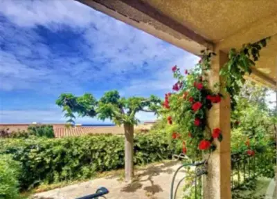 Jardin de l'établissement Sant'Ambroggio - Marina de LUMIO - bord de Mer Corse