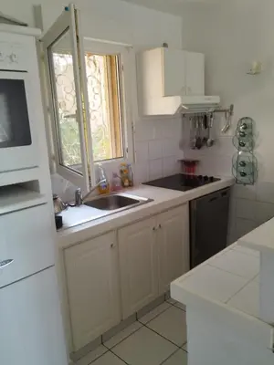 Cuisine ou kitchenette dans l'établissement Sant'Ambroggio - Marina de LUMIO - bord de Mer Corse