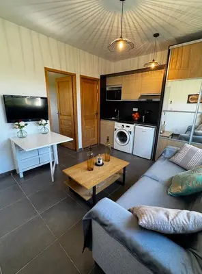 Cuisine ou kitchenette dans l'établissement Maison à 2 minutes de la mer en voiture