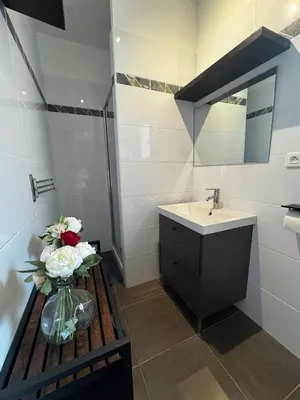 Salle de bains dans l'établissement Maison à 2 minutes de la mer en voiture