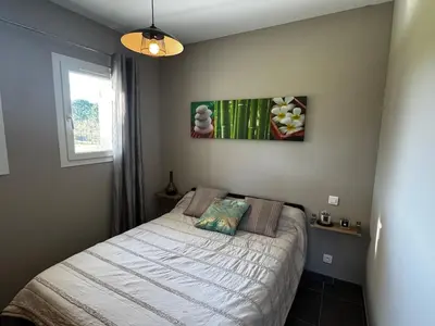 Un ou plusieurs lits dans un hébergement de l'établissement Maison à 2 minutes de la mer en voiture