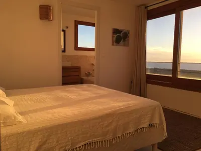 Un ou plusieurs lits dans un hébergement de l'établissement Luciola, villa with sea view and sunset
