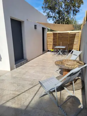 Terrasse ou espace extérieur de l'établissement charmante maison neuve proche plage et commerces