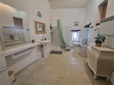 Salle de bains dans l'établissement Maison authentique au cœur du village de Méria