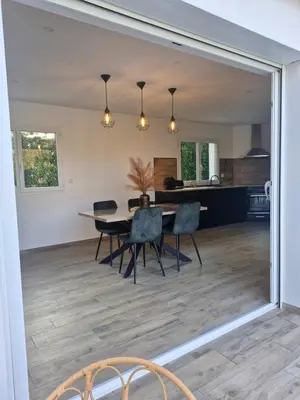 Cuisine ou kitchenette dans l'établissement Logement indépendant avec piscine privée