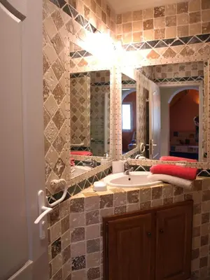 Salle de bains dans l'établissement Gîtes Santa Maria Cap Corse
