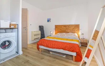 Un ou plusieurs lits dans un hébergement de l'établissement 2 Bedroom Cozy Apartment In Prunete