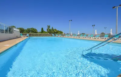 Piscine de l'établissement 2 Bedroom Cozy Apartment In Prunete ou située à proximité