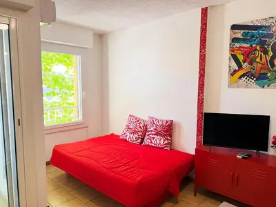 Télévision ou salle de divertissement dans l'établissement Appartement 45m2 Centre Île Rousse Plage à 100m Vue Mer