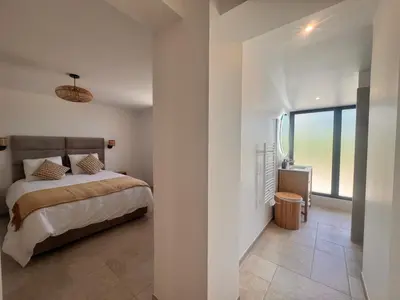Un ou plusieurs lits dans un hébergement de l'établissement Superbe Villa Arià avec piscine chauffée