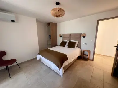 Un ou plusieurs lits dans un hébergement de l'établissement Superbe Villa Arià avec piscine chauffée