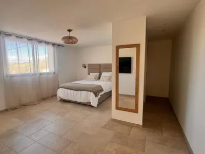 Un ou plusieurs lits dans un hébergement de l'établissement Superbe Villa Arià avec piscine chauffée