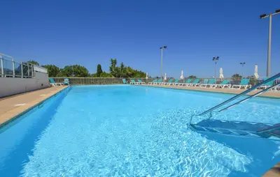 Piscine de l'établissement Villa Moderne Plage À Pieds ou située à proximité